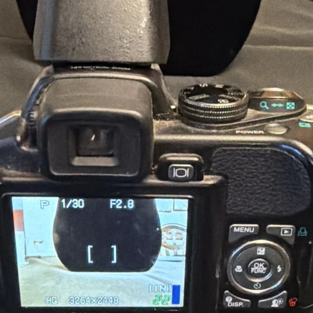 Olympus SP-560UZ 8MP Bridge Camera 18x Optical Zoom Viewfinder Flash Black